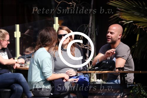 Amsterdam 10 april 2016
Oscar Aerts met zijn zwangere vriendin Jessica en nog een kennis op terras.