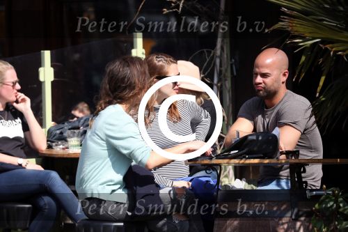 Amsterdam 10 april 2016
Oscar Aerts met zijn zwangere vriendin Jessica en nog een kennis op terras.