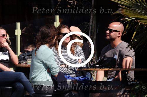 Amsterdam 10 april 2016
Oscar Aerts met zijn zwangere vriendin Jessica en nog een kennis op terras.