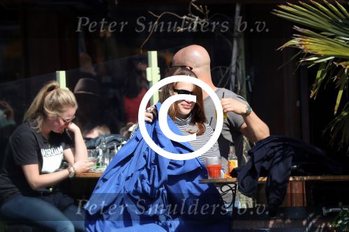 Amsterdam 10 april 2016
Oscar Aerts met zijn zwangere vriendin Jessica en nog een kennis op terras.