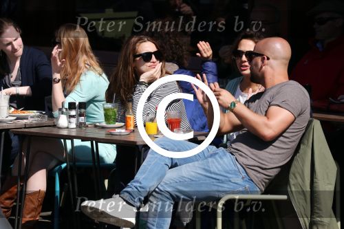 Amsterdam 10 april 2016
Oscar Aerts met zijn zwangere vriendin Jessica en nog een kennis op terras.