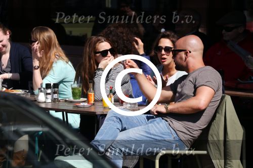 Amsterdam 10 april 2016
Oscar Aerts met zijn zwangere vriendin Jessica en nog een kennis op terras.