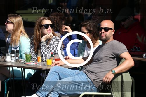 Amsterdam 10 april 2016
Oscar Aerts met zijn zwangere vriendin Jessica en nog een kennis op terras.