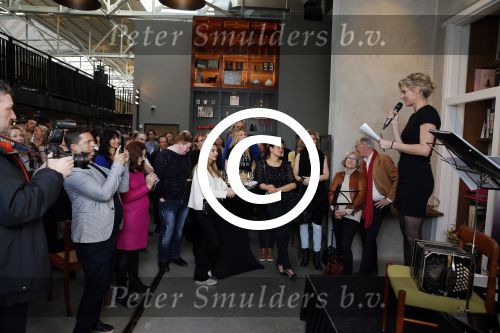 Amsterdam 21 maart 2016 
Boekpresentatie Patricia Snel. ( de pianist) Sandra Schuurhof ontvangt het eerste exemplaar. De presentatie was in hotel de Hallen.