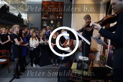 Amsterdam 21 maart 2016 
Boekpresentatie Patricia Snel. ( de pianist) Sandra Schuurhof ontvangt het eerste exemplaar. De presentatie was in hotel de Hallen.
