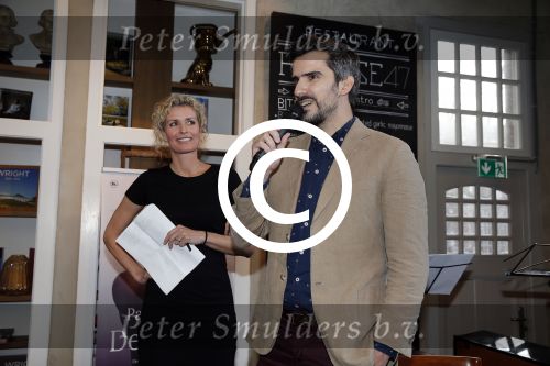 Amsterdam 21 maart 2016 
Boekpresentatie Patricia Snel. ( de pianist) Sandra Schuurhof ontvangt het eerste exemplaar. De presentatie was in hotel de Hallen. De uitgever
