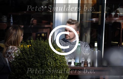 Amsterdam 17 maart 2016.
Georgina Verbaan en Patrick Martens op terras in Amsterdam.