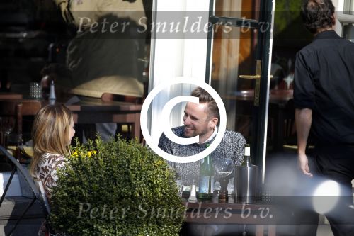 Amsterdam 17 maart 2016.
Georgina Verbaan en Patrick Martens op terras in Amsterdam.