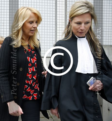 Amsterdam 5 april 2016
Rechtszaak Arrold v d Hurk bijgestaan door Peter Plasman tegen Miljoenenjacht. Linda de Mol werd gehoord als getuige. De dochter van Anita Meijer Patty de Leeuwe was advocaat van Linda.
De rechtszaak was in de rechtbank op de parnassusweg. Xenia Kasper ( manager linda) is er ook bij.