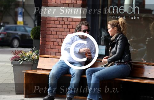 Amsterdam 9 april 2016 
Paulien Huizinga met goede kennis Olivier Varossieau op terras
