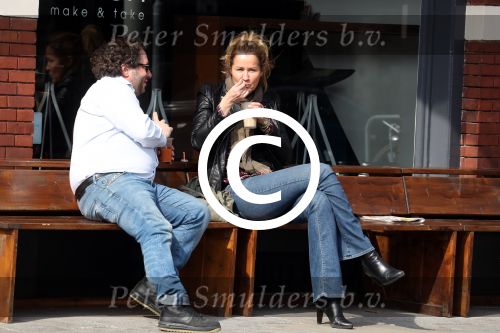 Amsterdam 9 april 2016 
Paulien Huizinga met goede kennis Olivier Varossieau op terras