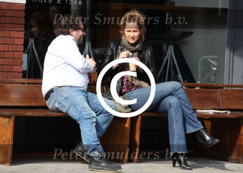 Amsterdam 9 april 2016 
Paulien Huizinga met goede kennis Olivier Varossieau op terras