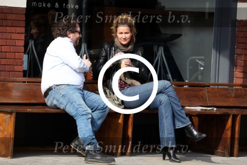Amsterdam 9 april 2016 
Paulien Huizinga met goede kennis Olivier Varossieau op terras