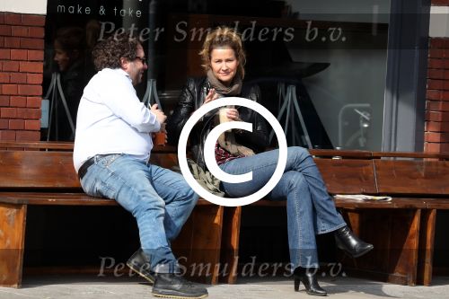 Amsterdam 9 april 2016 
Paulien Huizinga met goede kennis Olivier Varossieau op terras