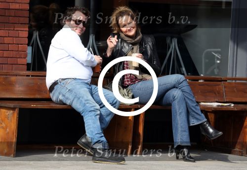 Amsterdam 9 april 2016 
Paulien Huizinga met goede kennis Olivier Varossieau op terras