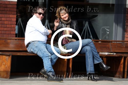 Amsterdam 9 april 2016 
Paulien Huizinga met goede kennis Olivier Varossieau op terras
