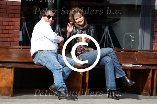 Amsterdam 9 april 2016 
Paulien Huizinga met goede kennis Olivier Varossieau op terras