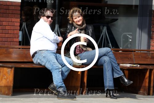 Amsterdam 9 april 2016 
Paulien Huizinga met goede kennis Olivier Varossieau op terras