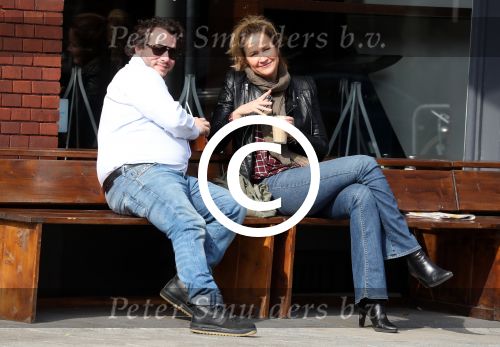 Amsterdam 9 april 2016 
Paulien Huizinga met goede kennis Olivier Varossieau op terras