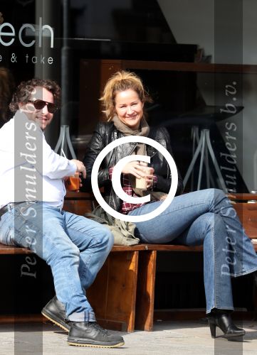 Amsterdam 9 april 2016 
Paulien Huizinga met goede kennis Olivier Varossieau op terras