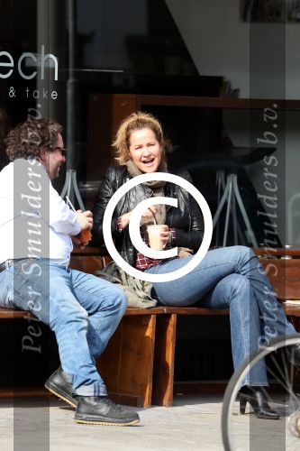 Amsterdam 9 april 2016 
Paulien Huizinga met goede kennis Olivier Varossieau op terras