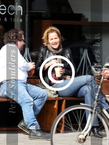 Amsterdam 9 april 2016 
Paulien Huizinga met goede kennis Olivier Varossieau op terras
