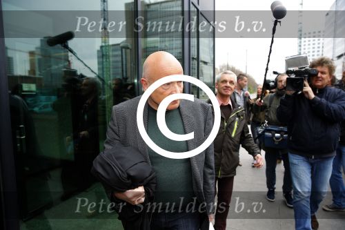 Amsterdam 5 april 2016
Rechtszaak Arrold v d Hurk bijgestaan door Peter Plasman tegen Miljoenenjacht. Linda de Mol werd gehoord als getuige. De dochter van Anita Meijer Patty de Leeuwe was advocaat van Linda.
De rechtszaak was in de rechtbank op de parnassusweg.