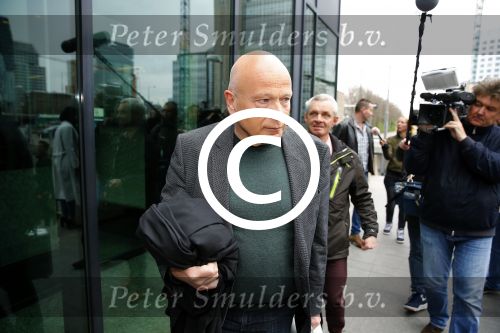Amsterdam 5 april 2016
Rechtszaak Arrold v d Hurk bijgestaan door Peter Plasman tegen Miljoenenjacht. Linda de Mol werd gehoord als getuige. De dochter van Anita Meijer Patty de Leeuwe was advocaat van Linda.
De rechtszaak was in de rechtbank op de parnassusweg.
