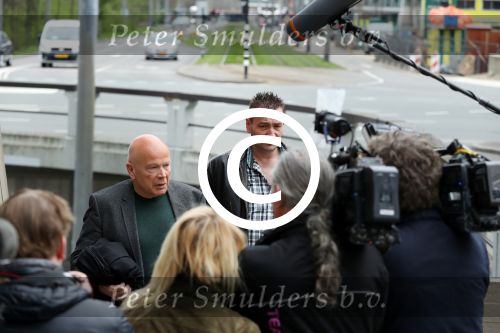Amsterdam 5 april 2016
Rechtszaak Arrold v d Hurk bijgestaan door Peter Plasman tegen Miljoenenjacht. Linda de Mol werd gehoord als getuige. De dochter van Anita Meijer Patty de Leeuwe was advocaat van Linda.
De rechtszaak was in de rechtbank op de parnassusweg.