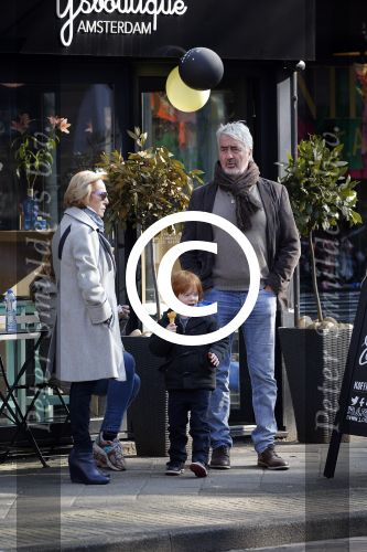 Amsterdam 12 maart 2016 
Nina Brink met dochter kleinzoon en Pieter Storms in Amsterdam zuid.