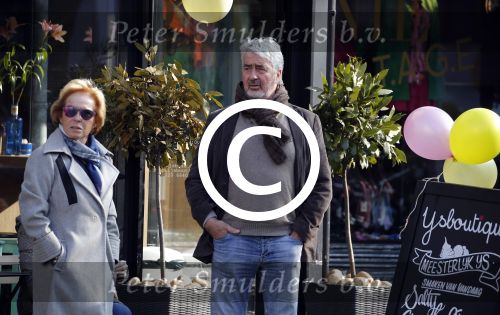 Amsterdam 12 maart 2016 
Nina Brink met dochter kleinzoon en Pieter Storms in Amsterdam zuid.