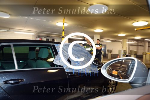 Amsterdam 11 april 2016 
Politie bij een franse auto met ingeslagen raam in parkeergarage