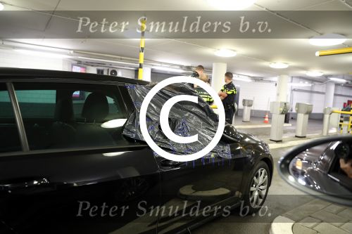 Amsterdam 11 april 2016 
Politie bij een franse auto met ingeslagen raam in parkeergarage