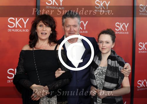 Amsterdam  3 april 2016
Premiere musical Sky in het Amsterdam theater. Porgy Franssen met vrouw en dochter