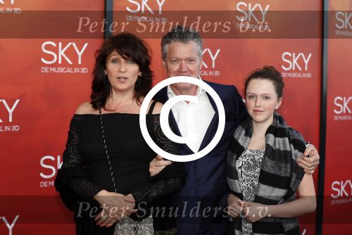 Amsterdam  3 april 2016
Premiere musical Sky in het Amsterdam theater. Porgy Franssen met vrouw en dochter