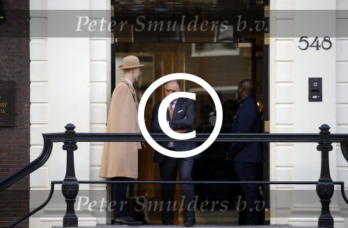 Amsterdam 30 maart 2016
DE Koning van Marokko vertrekt vanuit het Wasldorf Astoriua hotel. Directeur Roberto Payer (directeur Waldorf Astoria) zwaait hem uit. Buiten staan 1000 marokaanen/ fans om hem aan te moedigen.