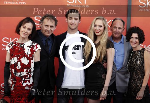 Amsterdam  3 april 2016
Premiere musical Sky in het Amsterdam theater. Robin de Levita met vrouw en kinderen