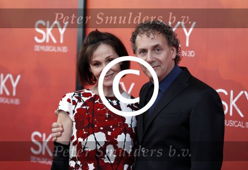 Amsterdam  3 april 2016
Premiere musical Sky in het Amsterdam theater. Robin de Levita met vrouw en kinderen