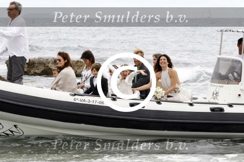 Ibiza 3 juni 2011
Mark v d Loo en Robine v d Meer trouwen op het eilandje Es Palmador in de buurt van ibiza.. Ze kwamen met de boot Cala Minor daar naartoe.
Peter Smulders bv