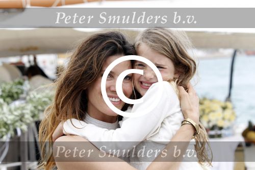 Ibiza 3 juni 2011
Mark v d Loo en Robine v d Meer trouwen op het eilandje Es Palmador in de buurt van ibiza.. Ze kwamen met de boot Cala Minor daar naartoe.
Peter Smulders bv