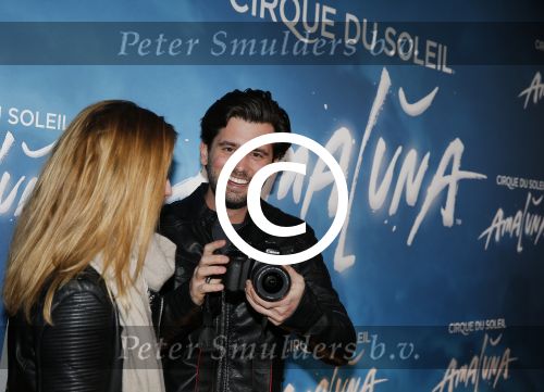 Amsterdam 17 maart 2016
Premiere circus du soleil bij amsterdam arena.
Ruud Feltkamp en partner Michelle met Canon kamera