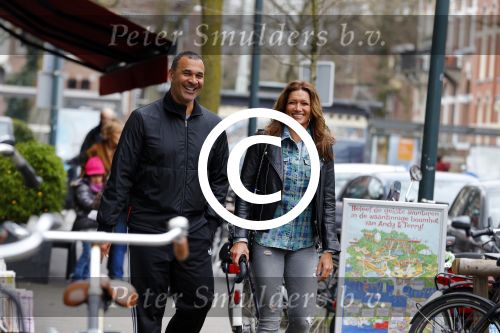 Amsterdam 22 maart 2016 
Ruud Gullit met zijn vriendin Karin de Rooij in Amsterdam zuid