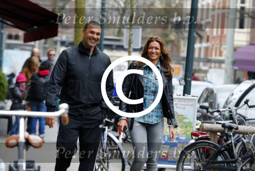 Amsterdam 22 maart 2016 
Ruud Gullit met zijn vriendin Karin de Rooij in Amsterdam zuid