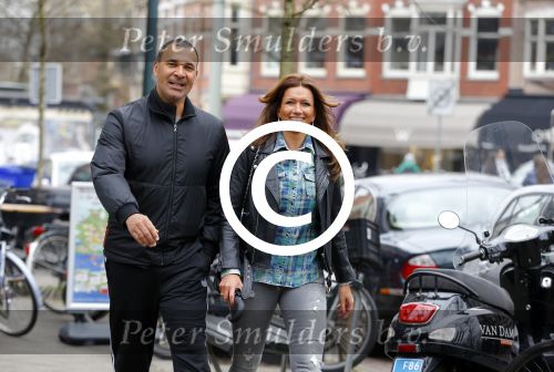 Amsterdam 22 maart 2016 
Ruud Gullit met zijn vriendin Karin de Rooij in Amsterdam zuid