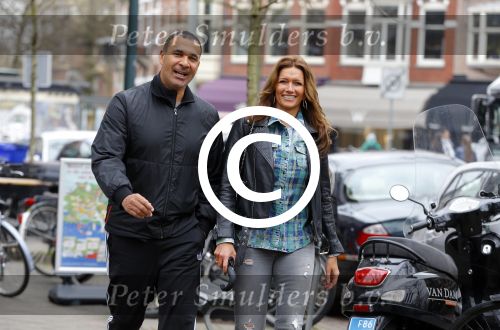 Amsterdam 22 maart 2016 
Ruud Gullit met zijn vriendin Karin de Rooij in Amsterdam zuid