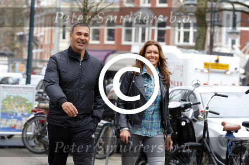 Amsterdam 22 maart 2016 
Ruud Gullit met zijn vriendin Karin de Rooij in Amsterdam zuid
