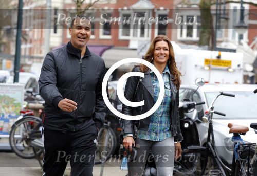 Amsterdam 22 maart 2016 
Ruud Gullit met zijn vriendin Karin de Rooij in Amsterdam zuid