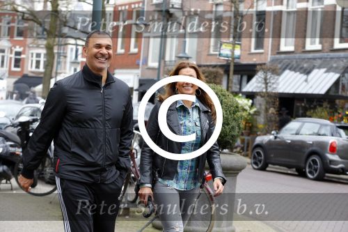 Amsterdam 22 maart 2016 
Ruud Gullit met zijn vriendin Karin de Rooij in Amsterdam zuid
