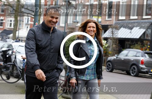 Amsterdam 22 maart 2016 
Ruud Gullit met zijn vriendin Karin de Rooij in Amsterdam zuid