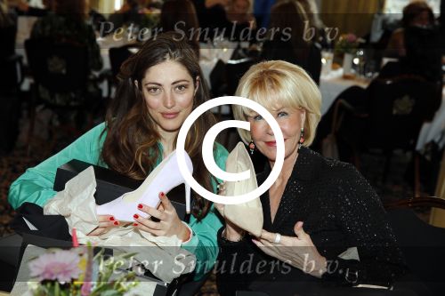 Amsterdam 21 maart 2016  
Strong woman award in het Amstel hotel.
Sheila de Vries met Nadia Palesa